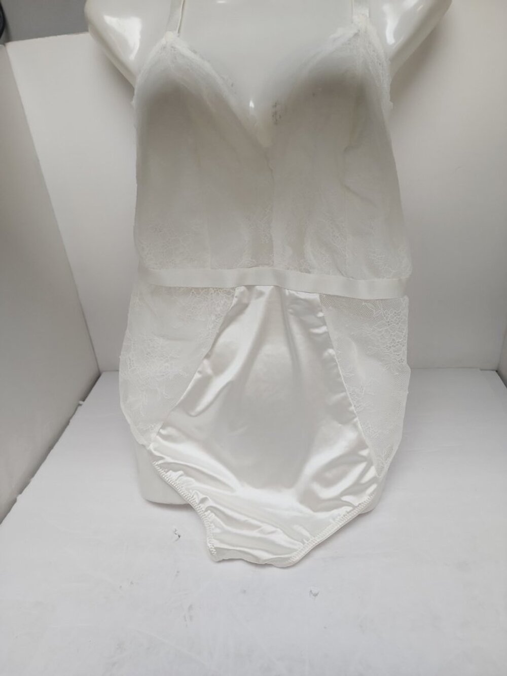 Auden Women's Unlined Lace Lingerie Bodysuit Style# K8G735 Cream Size Medium New